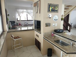 Fridge, microwave, oven, stovetop - CASA C / SWIMMING POOL - HIGH STANDARD - PIÇARRAS - SC - C / VISTA P / O MAR - 50m BEACH (Piçarras)