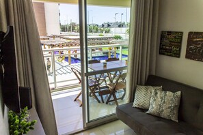 TV - Beachfront apartment in Praia do Futuro with full amenities. (Antonio Diogo)