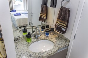 Bruser, hårtørrer, håndklæder, Toiletpapir