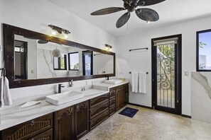 أحواض استحمام، مستلزمات مجانية للعناية الشخصية، مجففات شعر، مناشف