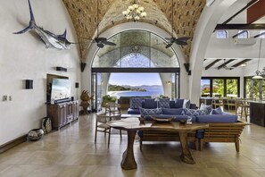 Televisie, een dvd-speler, een stereo en een kantoor