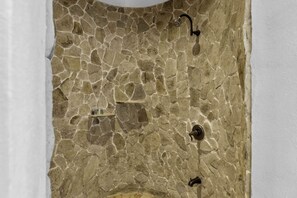 Badewanne, kostenlose Toilettenartikel, Haartrockner, Handtücher
