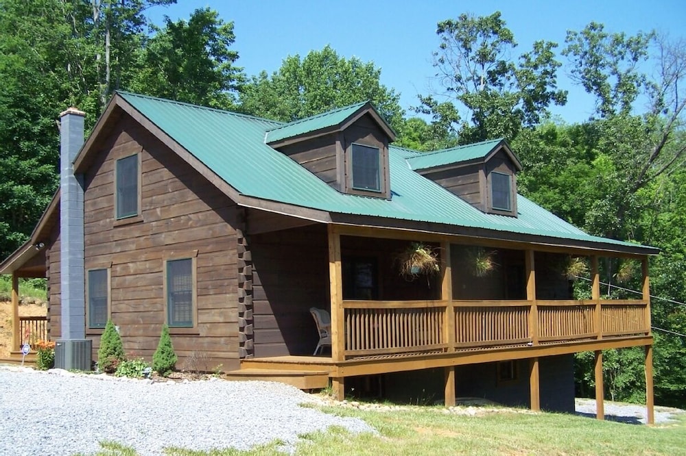 Quiet Secluded 'Hilltop Log Cabin' Get Away Vacation Cabin Rental with King Bed!