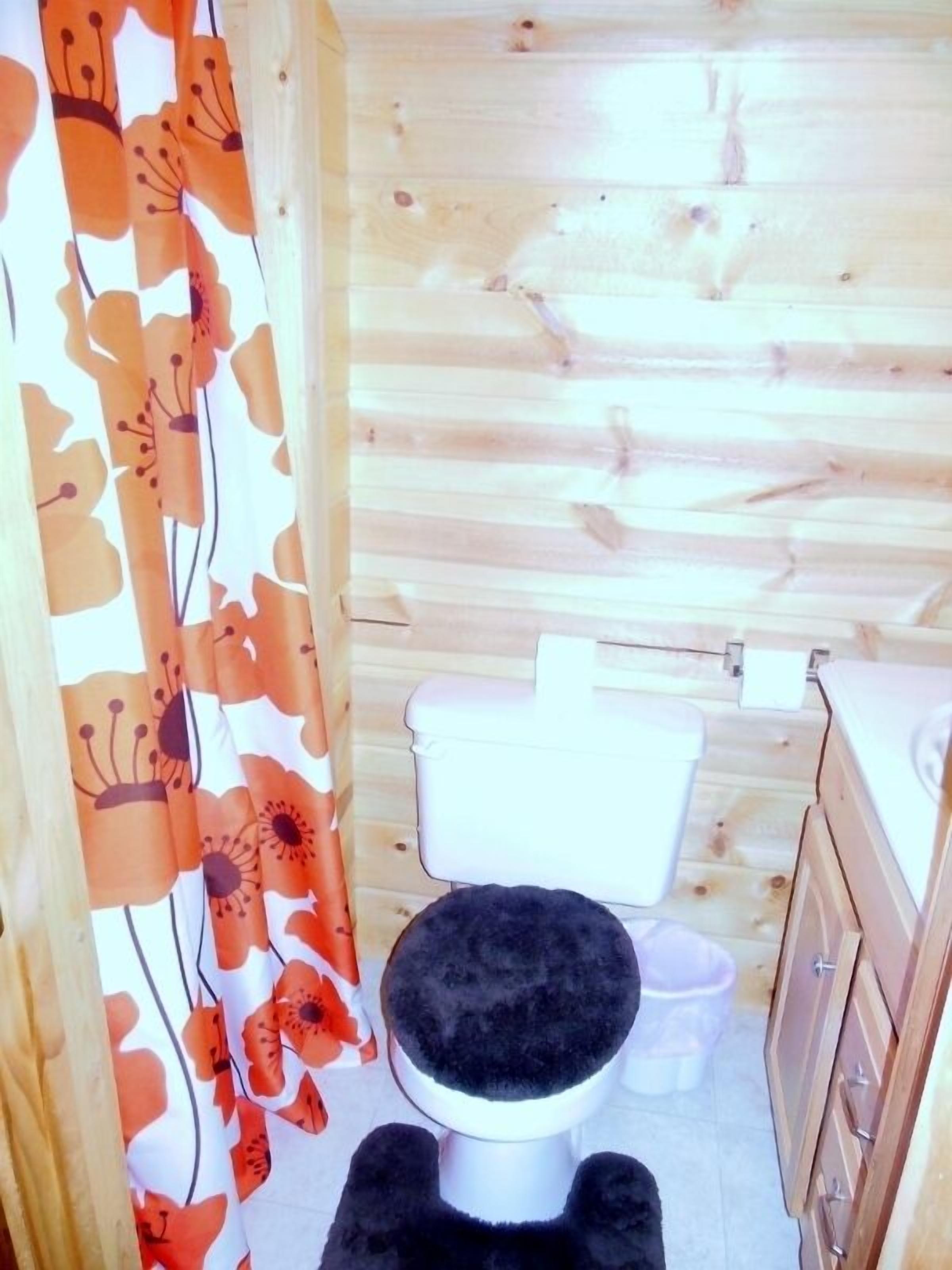 Quiet Secluded 'Hilltop Log Cabin' Get Away Vacation Cabin Rental with King Bed!