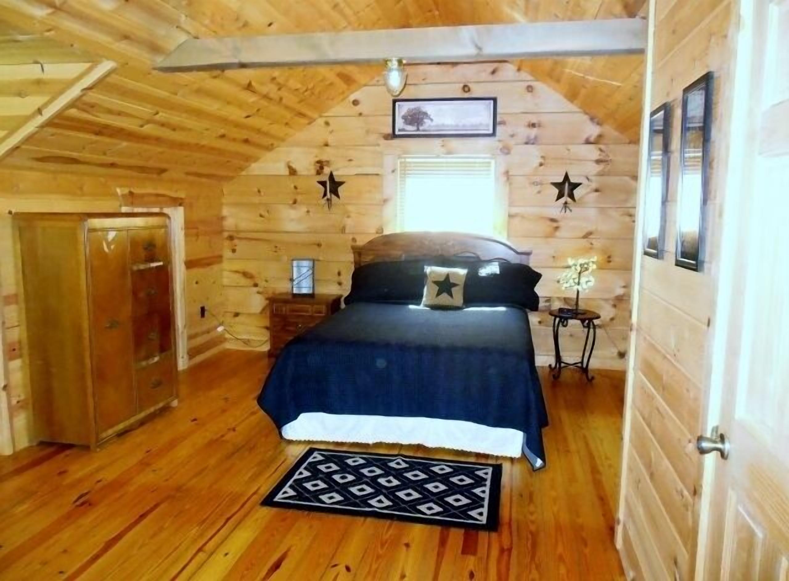 Quiet Secluded 'Hilltop Log Cabin' Get Away Vacation Cabin Rental with King Bed!