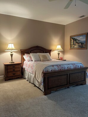 2 quartos, escrivaninha, ferros/tábuas de passar roupa