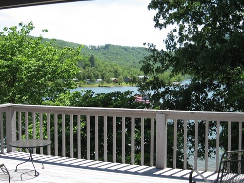 LAKEFRONT TOWN HOME IN DOWNTOWN HIAWASSEE
