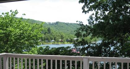LAKEFRONT TOWN HOME IN DOWNTOWN HIAWASSEE