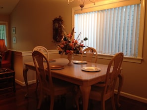 Dining - LAKEFRONT TOWN HOME IN DOWNTOWN HIAWASSEE (Hiwassee)