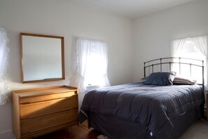 A bedroom with a bed, a wooden dresser, a mirror, and a window with sheer curtains. - Abigail's Country House. 2 minutes To Skiing. Swimming, Hiking very close by. (Hunter)