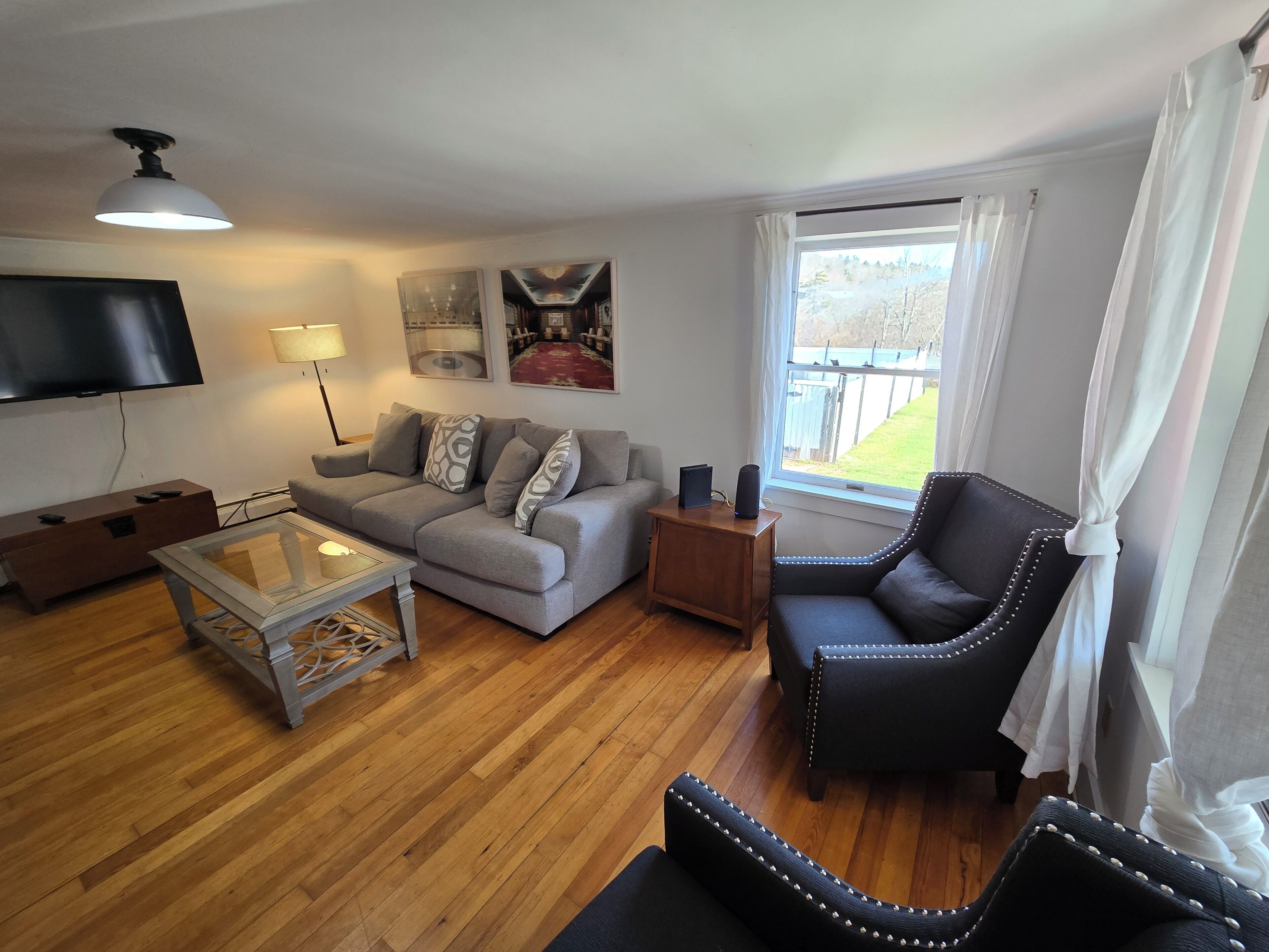 Flachbildfernseher, Tischfußball, Bücher, Stereoanlage