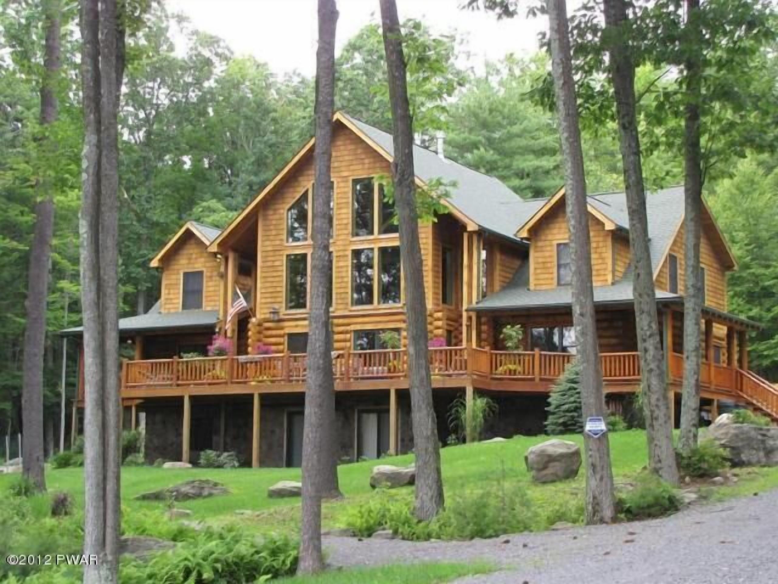 Luxury Lakefront Custom Log Home. Perfect for Ski Trips & Getaways!