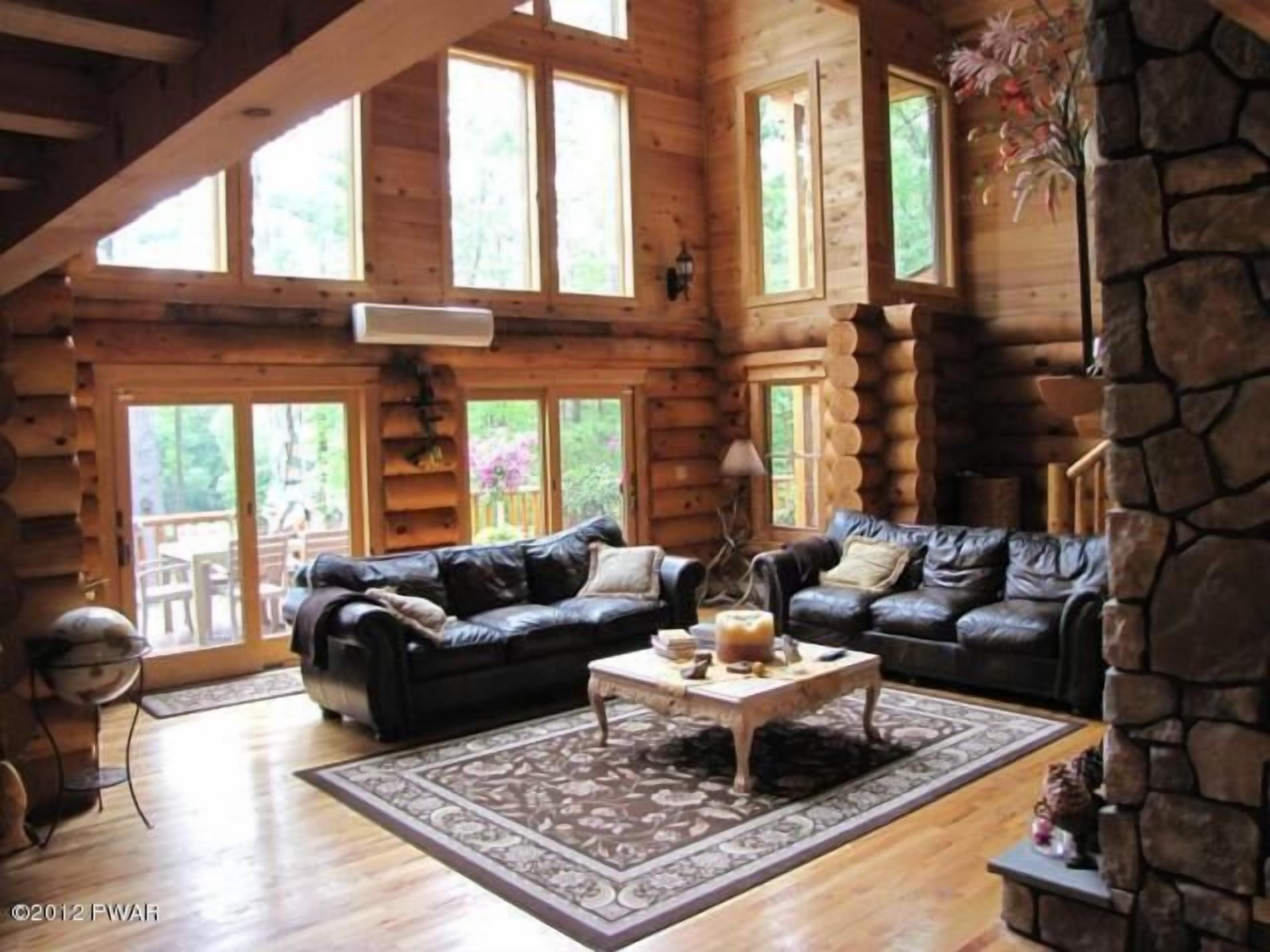 Luxury Lakefront Custom Log Home. Perfect for Ski Trips & Getaways!