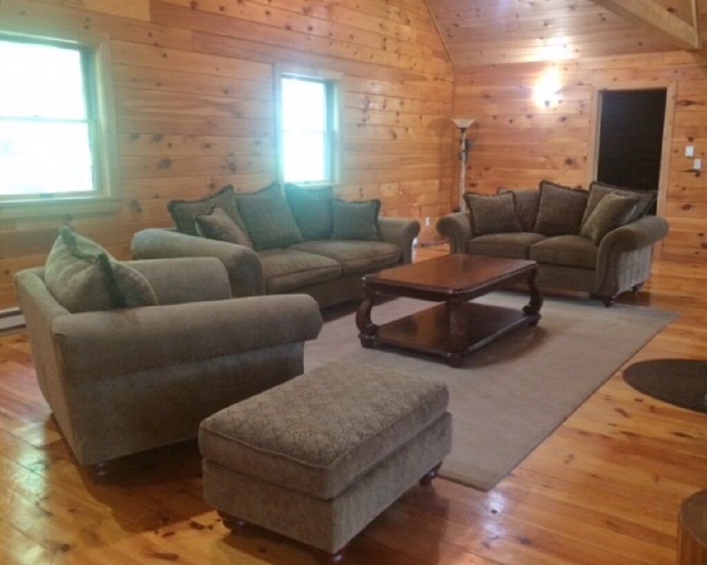 Luxury Lakefront Custom Log Home. Perfect for Ski Trips & Getaways!