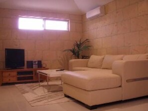 Fernseher, DVD-Player, Stereoanlage