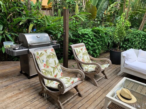 Beautiful renovated house on the beach Whale in a closed condominium.