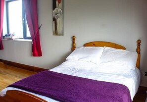 4 bedrooms, iron/ironing board, WiFi, bed sheets - Modern Spacious home beside beach and golf (Enniscrone)