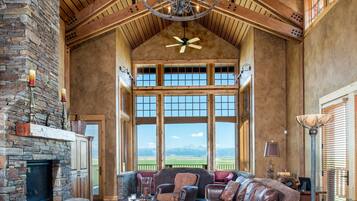 Smart TV, caminetto, videogiochi, lettore DVD