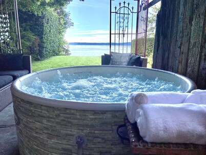 Stunning Water, Sunset and Sound View Getaway Suite with hot tub BBQ, firepit