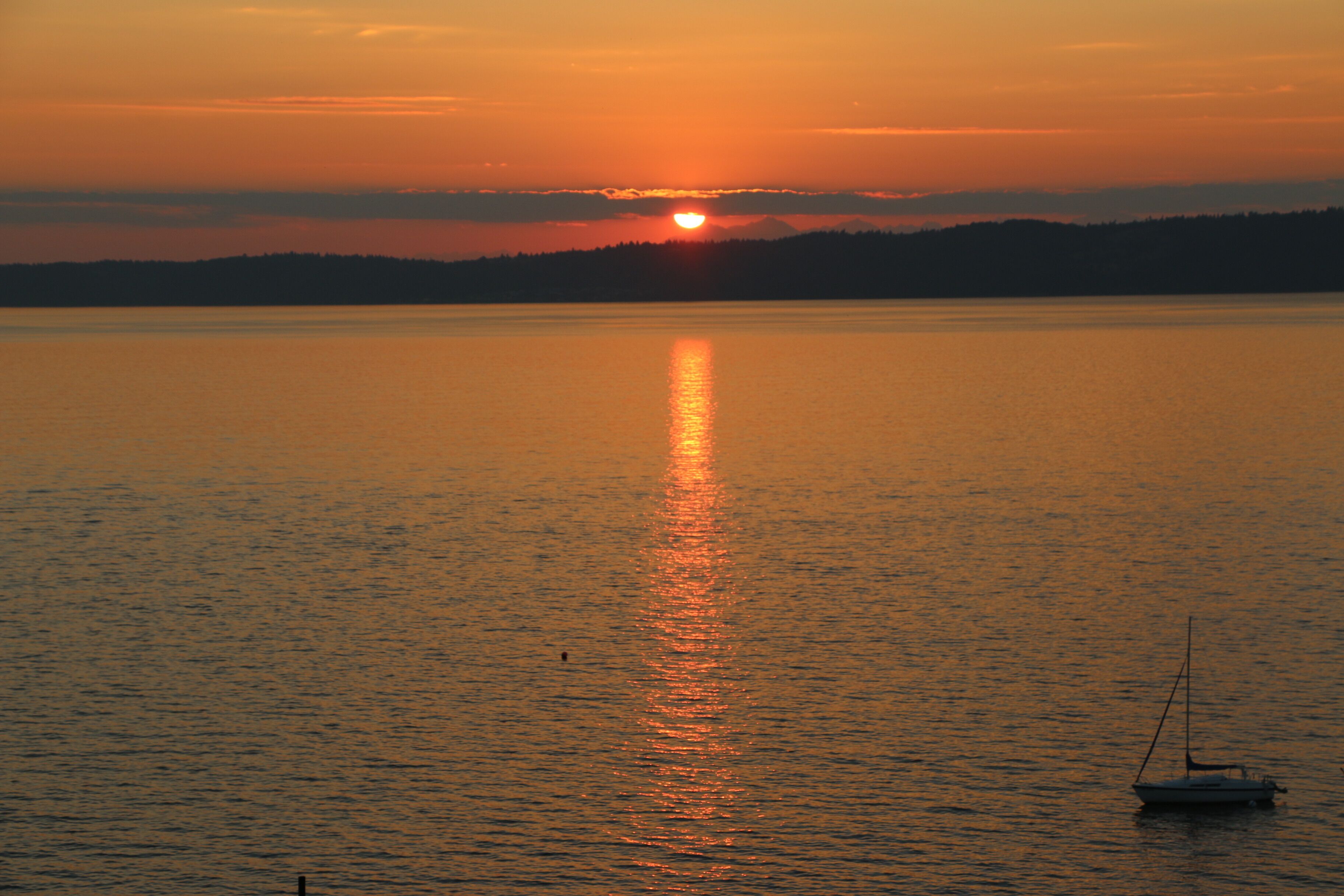 Stunning Water, Sunset and Sound View Getaway Suite with hot tub and firepit 