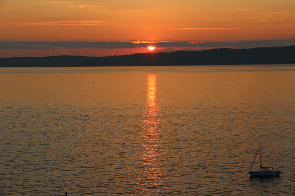 Stunning Water, Sunset and Sound View Getaway Suite with hot tub and firepit