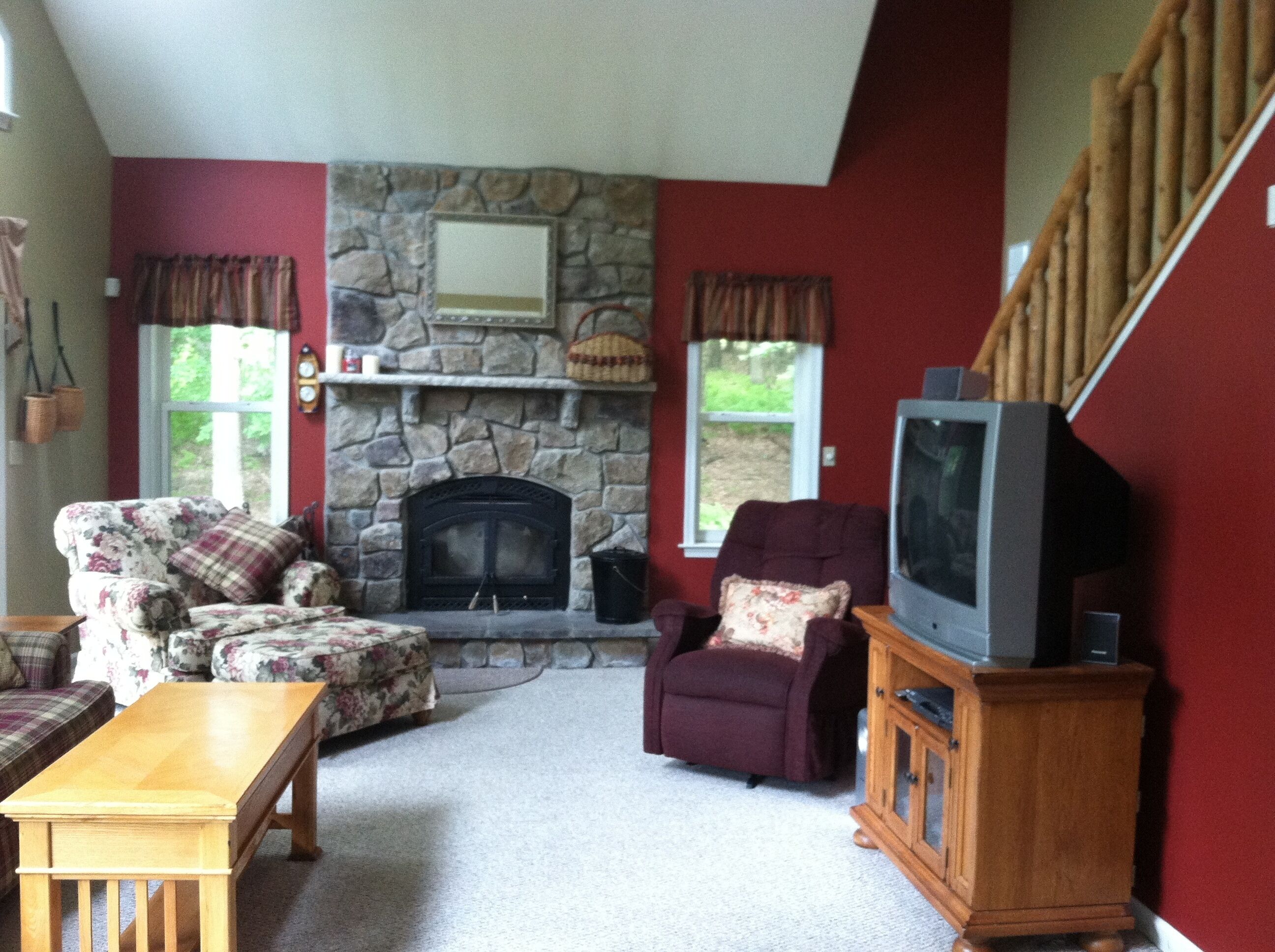 Masthope-LOG CHALET-On Ski Mountain,near DelawareRiver/Pool/Lake-4Br/3B/sleeps12