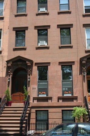 تفاصيل الفندق من الخارج