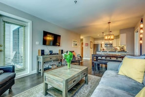 Smart TV, fireplace - Greystone Lodge 221 Ski-in/Out by Acer Vacations (Whistler)