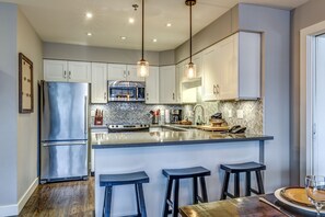 Réfrigérateur, four à micro-ondes, un four, surface de cuisson