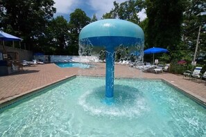Outdoor pool - Couples’ Mt Paradise; Allergen-Free;Borders GSMNP;Seasonal Views;Owner Operated (Gatlinburg)
