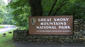 Ein Schild für den Great Smoky Mountains National Park, das angibt, dass es eine internationale Biosphärenreservat ist.