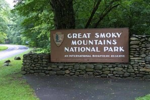 Property grounds - Couples’ Mt Paradise; Allergen-Free;Borders GSMNP;Seasonal Views;Owner Operated (Gatlinburg)