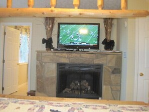 Interior - Couples’ Mt Paradise; Seasonal Mountain View’s; Owner Operated;Allergen-Free (Gatlinburg)