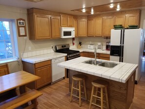 Kjøleskap, mikrobølgeovn, ovn og kokeplater