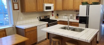 Pinecrestarearentals#16 9/5-12/10 no holidays book 2 nights get 3rd night free.
