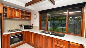 Refrigerador, microondas, horno y parrilla de estufa