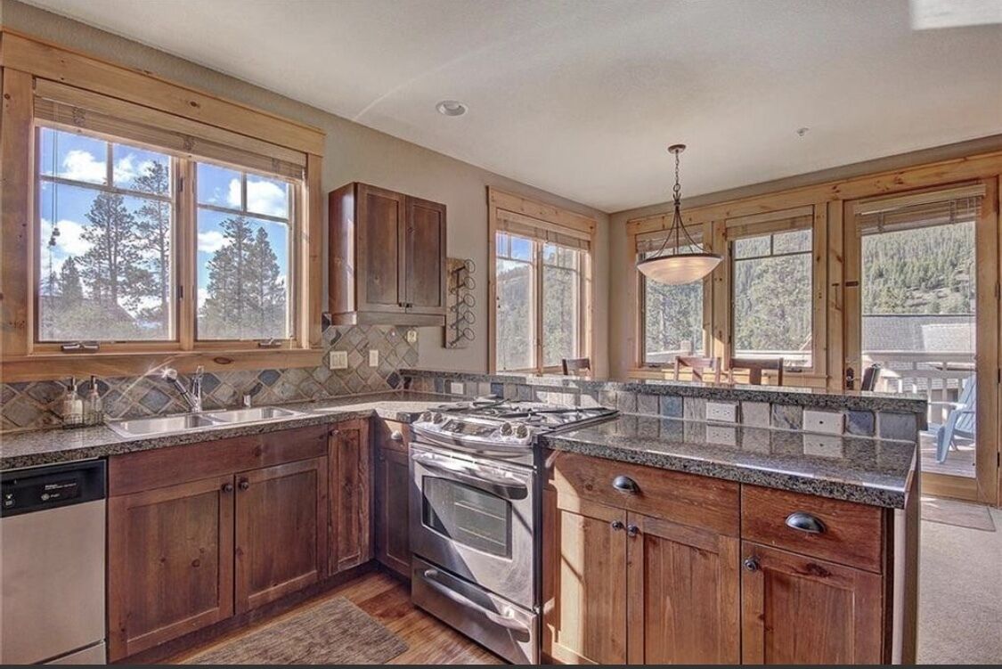 Settlers Creek 3 Bed, 3 Bath Townhome, Free Shuttle to lifts, Free WiFi & VIEWS!