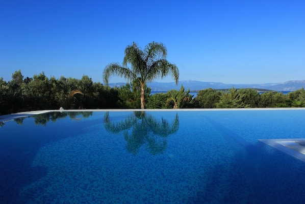 Piscine à débordement