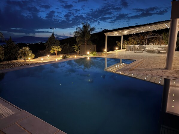 Piscine à débordement