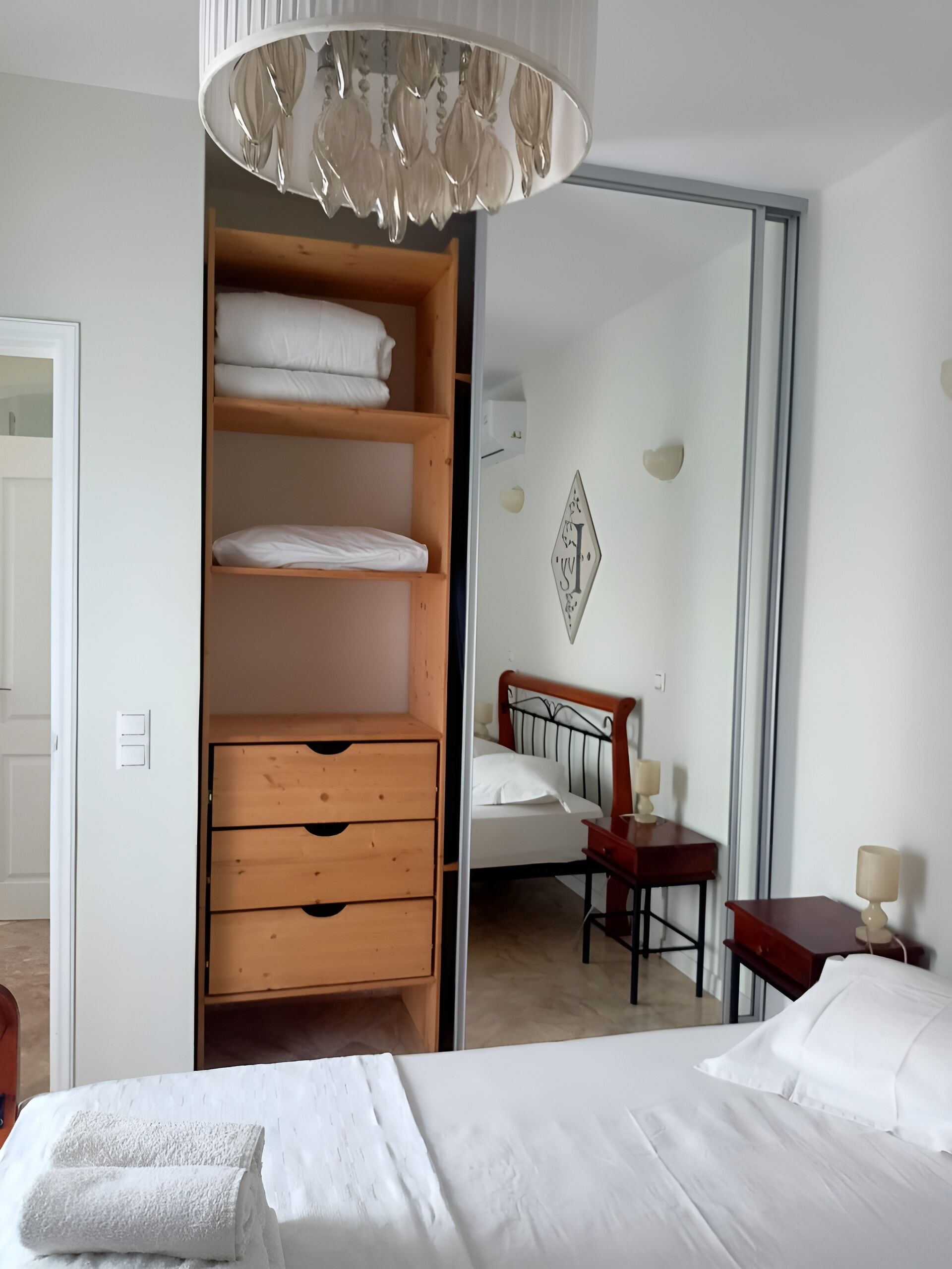 5 habitaciones, tabla de planchar con plancha y cuna de viaje 