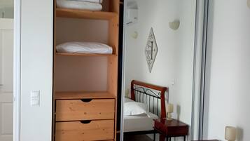 5 habitaciones, tabla de planchar con plancha y cuna de viaje