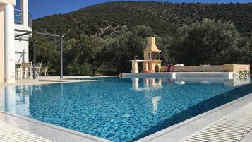 Piscine à débordement