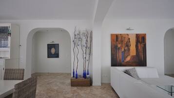 Smart-TV, Kamin, DVD-Player, Bücher