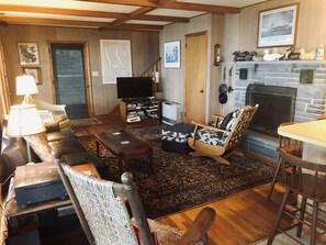 Smart TV, fireplace, books, stereo