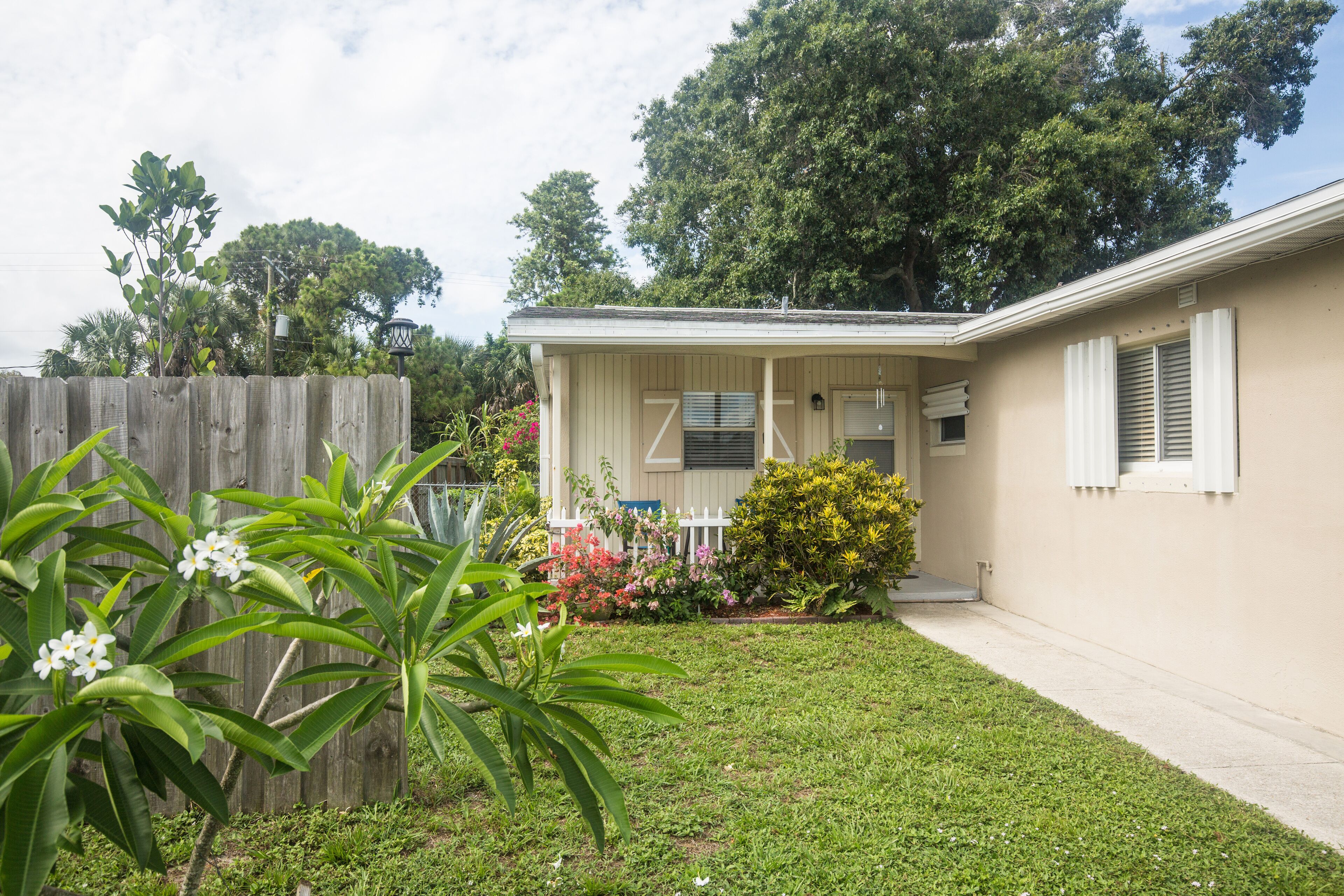 25 minutes from the beach, streaming ready tv, internet, privacy