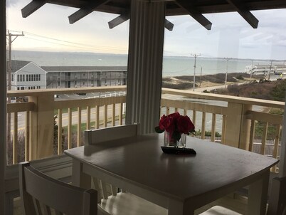 Waterfront-View Studio #22 · Deck, Parking & Free Shuttle to P-Town