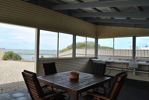 Hideaway Tom's on the Mundoo Channel 