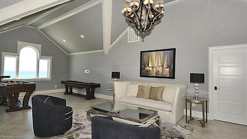 Smart TV, chimenea, reproductor de DVD, futbolito