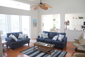 Tv, dvd-afspiller, bøger, kontorer