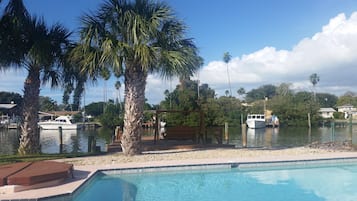 Alberca al aire libre y alberca climatizada